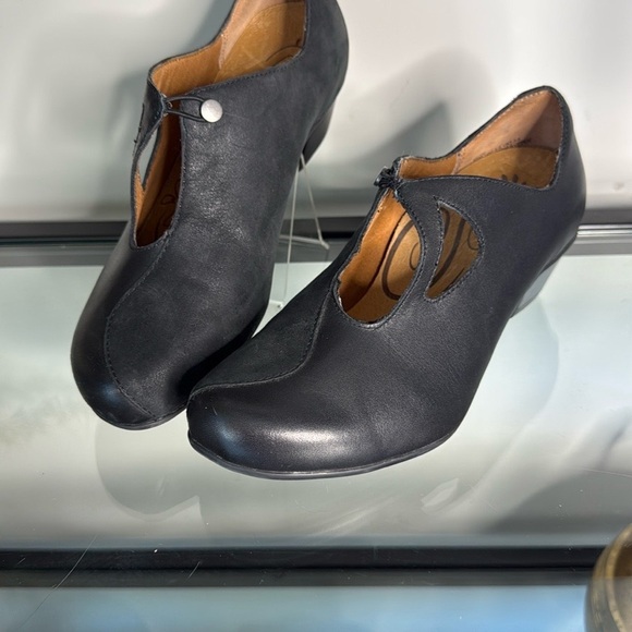 Aetrex Shoes - Aetrex Black suede Leather Pumps size 71/2-8
